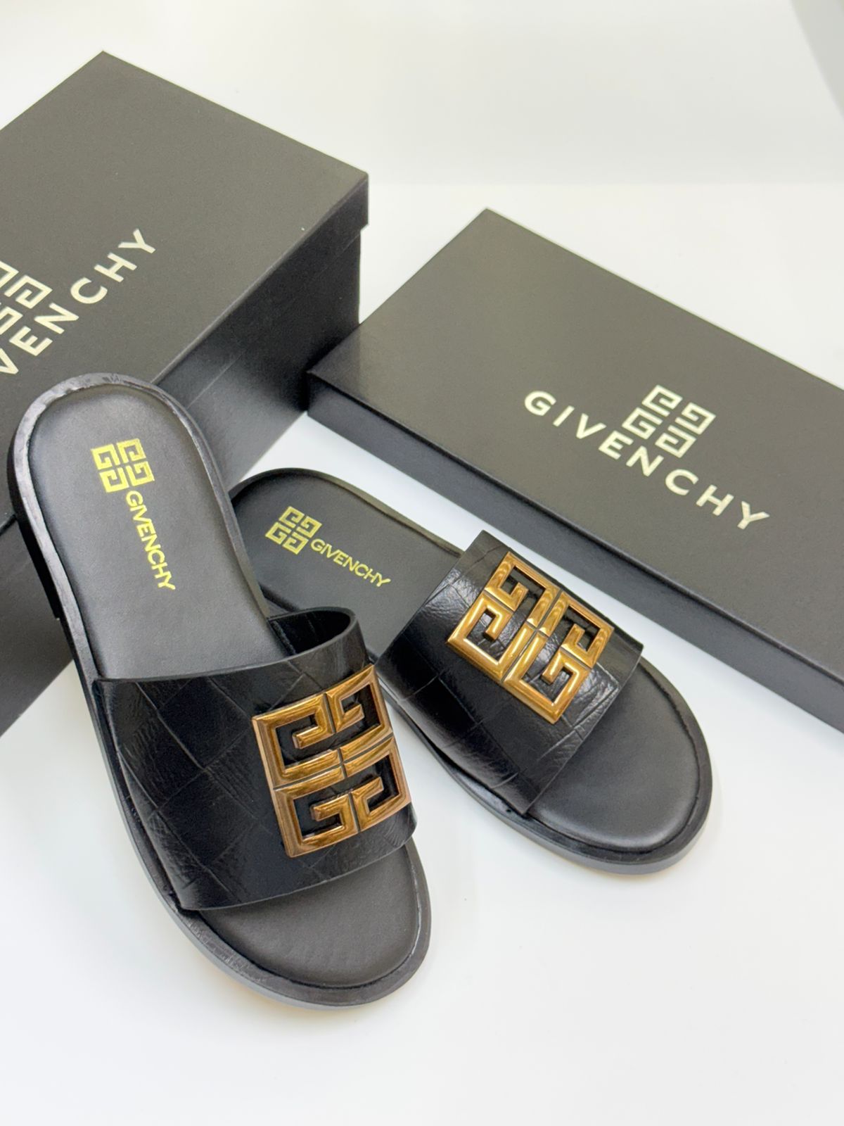 Gvchy 4G Flat Sandals